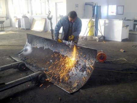 İl özel idaresi, karla mücadele için atıl borulardan kar bıçağı üretti