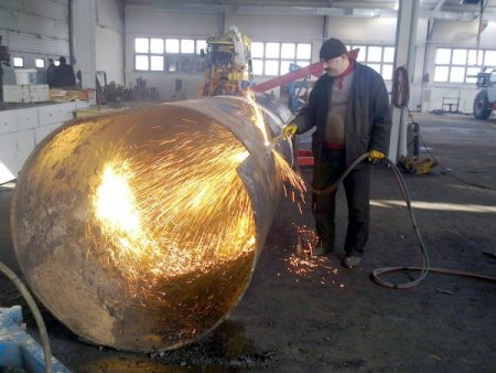 İl özel idaresi, karla mücadele için atıl borulardan kar bıçağı üretti