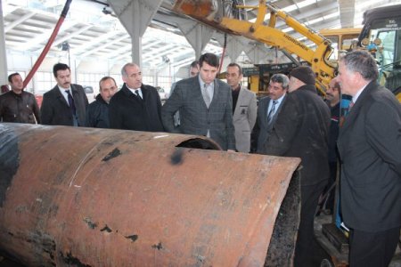 İl özel idaresi, karla mücadele için atıl borulardan kar bıçağı üretti