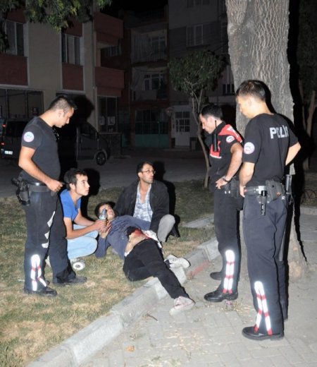 İlan dağıtan üniversite öğrencisi bıçakla yaralandı