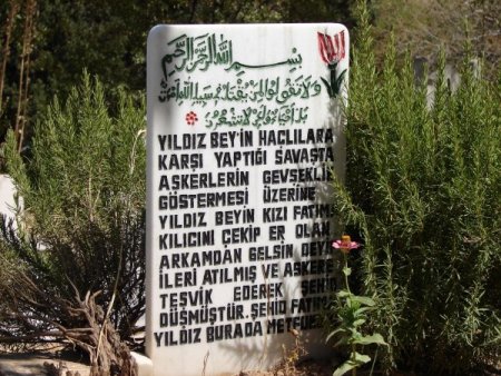 İlbadı Mezarlığı'nda Şehit Bir Kadın Komutan Yatıyor