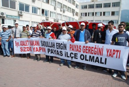 İlçe olmak isteyen Payaslılar, yol kapattı