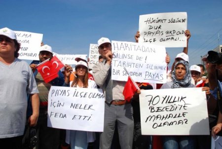 İlçe olmak isteyen Payaslılar, yol kapattı