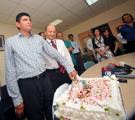 İlk çift kol nakli olan Cihan Topal, pasta kesip incir dağıttı