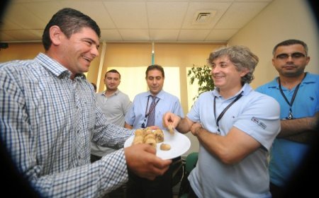 İlk çift kol nakli olan Cihan Topal, pasta kesip incir dağıttı