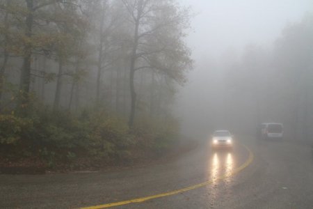 İlk karın düştüğü Uludağ, yoğun sis altında