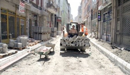 İlkadım Belediyesi, kaldırım parke döşemesi çalışmalarını hızlandırdı