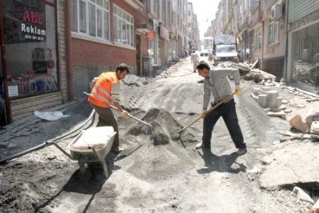 İlkadım Belediyesi, kaldırım parke döşemesi çalışmalarını hızlandırdı