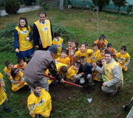 İlköğretim Öğrencileri, Harçlıkları İle Okulun Bahçesini Ağaçlandırdı