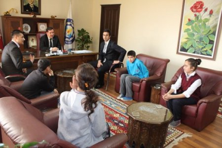 İlköğretim öğrencileri Başkan Zenbilci ile röportaj yaptı