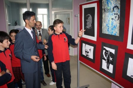 İlköğretim öğrencileri ‘Çizgilerde Atatürk’ sergisi açtı