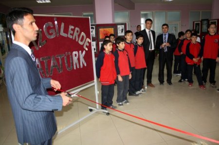 İlköğretim öğrencileri ‘Çizgilerde Atatürk’ sergisi açtı
