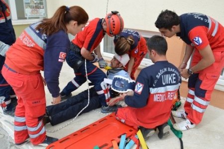 İlköğretim öğrencileri deprem ve yangın tatbikatına katıldı