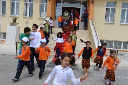 İlköğretim öğrencileri deprem ve yangın tatbikatına katıldı