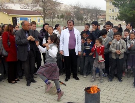 İlköğretim öğrencileri Nevruz ateşi yaktı