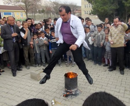 İlköğretim öğrencileri Nevruz ateşi yaktı