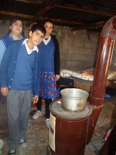 İlköğretim Öğrencileri Yaşlı Kadına Yardım Eli Uzattı