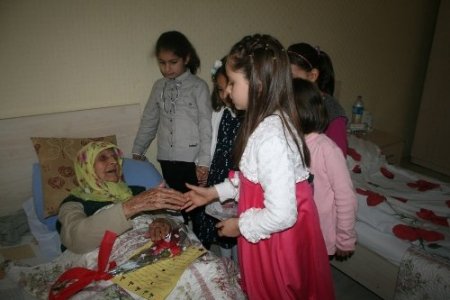 İlköğretim öğrencilerinden huzurevine anlamlı ziyaret
