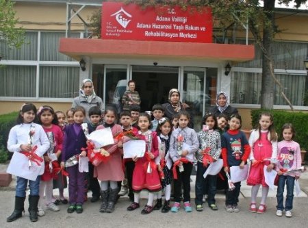 İlköğretim öğrencilerinden huzurevine anlamlı ziyaret