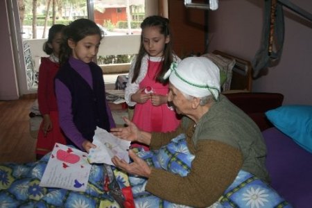İlköğretim öğrencilerinden huzurevine anlamlı ziyaret