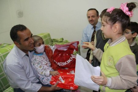 İlköğretim öğrencilerinden lösemi hastası Nisa’ya moral ziyareti