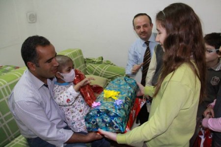 İlköğretim öğrencilerinden lösemi hastası Nisa’ya moral ziyareti