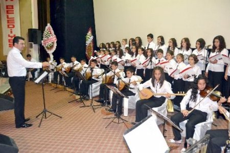 İlköğretim öğrencilerinden türkü şöleni
