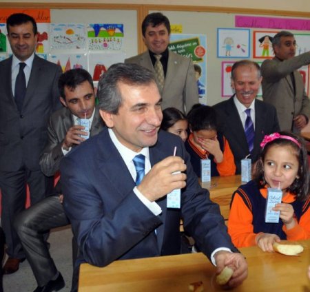 İlköğretim öğrencilerine süt, liselere ise tablet bilgisayar dağıtıldı