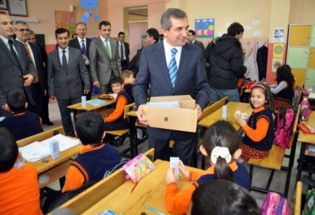 İlköğretim öğrencilerine süt, liselere ise tablet bilgisayar dağıtıldı