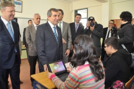 İlköğretim öğrencilerine süt, liselere ise tablet bilgisayar dağıtıldı