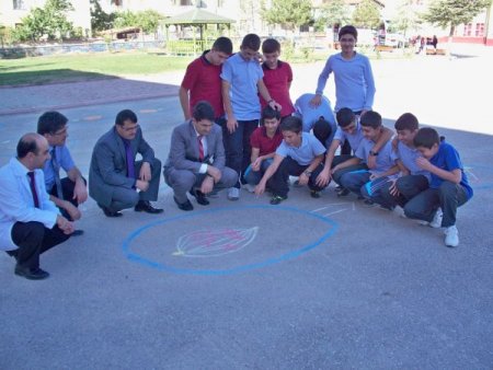İlköğretim okulu öğrencileri dersi okul bahçesinde yaptı