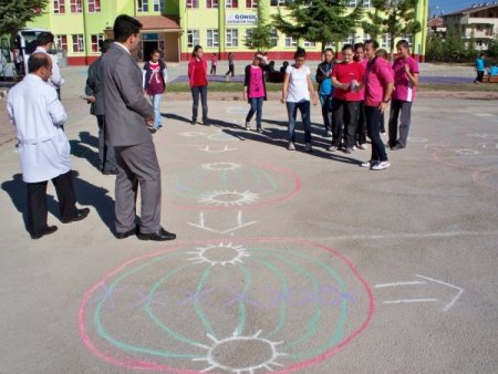 İlköğretim okulu öğrencileri dersi okul bahçesinde yaptı