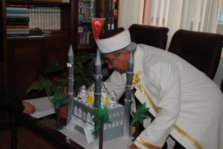 İlköğretim Okulu Öğrencisinin Mevlit Kandili Hediyesi Müftü Taş'ı Duygulandırdı