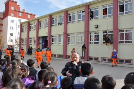 İlköğretim Okulunda Deprem Ve Yangın Tatbikatı