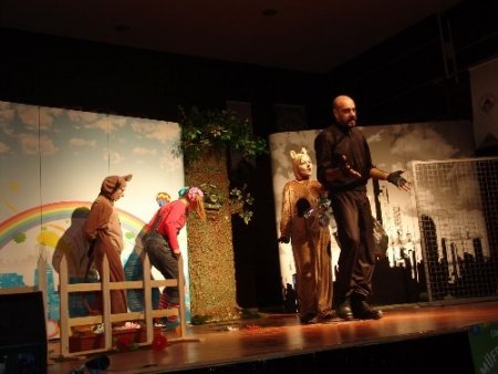 İlköğretime yönelik 'Çevre Çiçekleri' isimli tiyatro oyunu sahnelendi