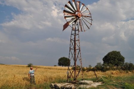 İlkokul mezunu çiftçi yaptığı rüzgar gülü ile su çıkarıp tarlasını suluyor