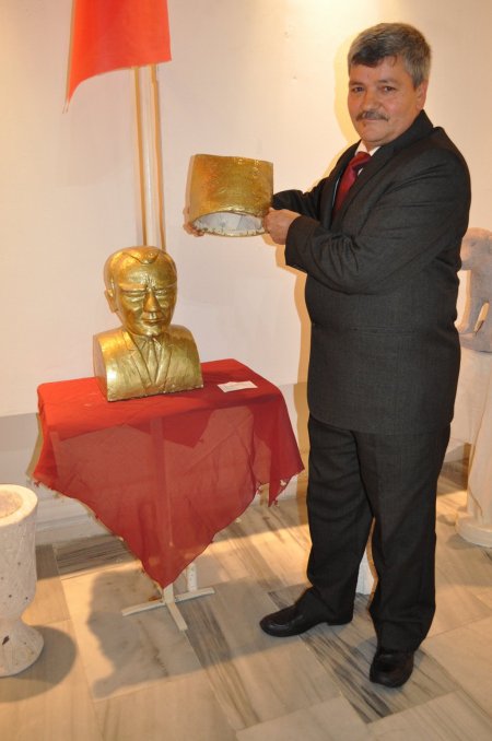 İlkokul mezunu emekli aşçı heykel sergisi açtı
