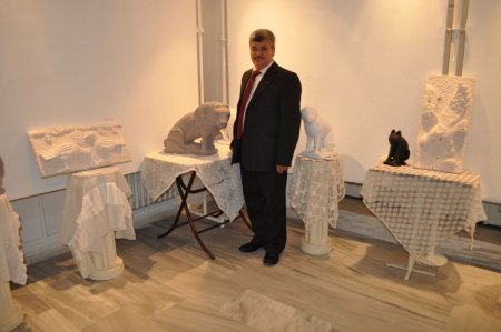 İlkokul mezunu emekli aşçı heykel sergisi açtı