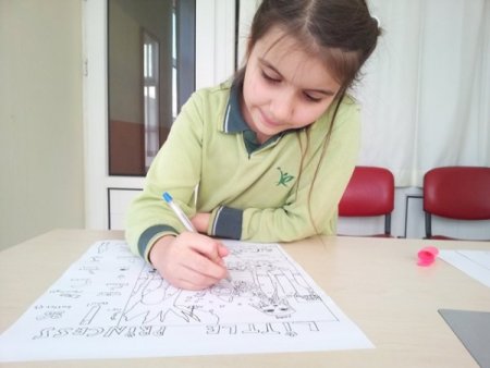 İlkokul öğrencisi çizdiği 'gizli resim'le dikkat çekiyor