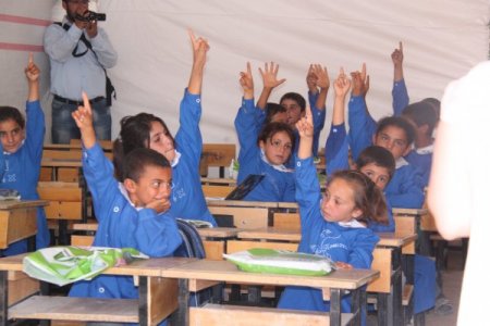 İlkokula dönüştürülen ‘çadır okul’da öğrenciler ders başı yaptı