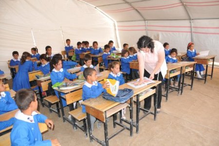 İlkokula dönüştürülen ‘çadır okul’da öğrenciler ders başı yaptı