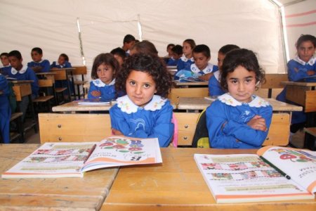 İlkokula dönüştürülen ‘çadır okul’da öğrenciler ders başı yaptı