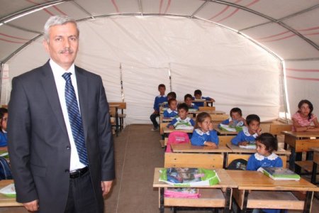 İlkokula dönüştürülen ‘çadır okul’da öğrenciler ders başı yaptı