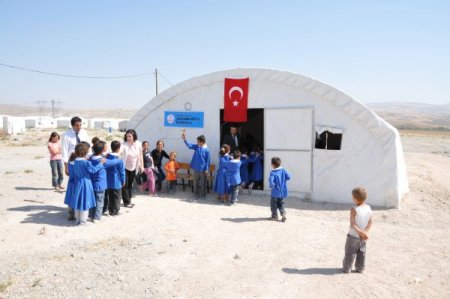İlkokula dönüştürülen ‘çadır okul’da öğrenciler ders başı yaptı