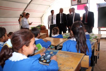 İlkokula dönüştürülen ‘çadır okul’da öğrenciler ders başı yaptı