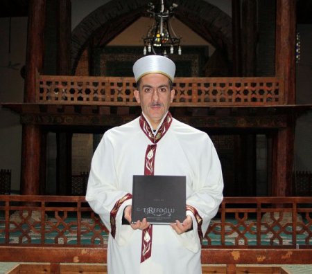 İmam, 7 asırlık caminin kitabını yazdı