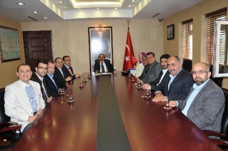 İmam hatip mezunları Vali Coş'u ziyaret etti