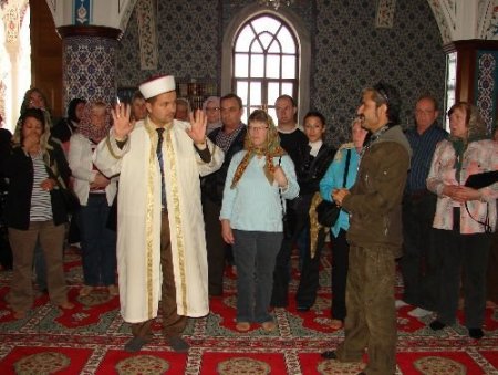 İmam Hatipliğini Yaptığı Camide Turistlere İslam'ı Anlatıyor