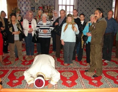 İmam Hatipliğini Yaptığı Camide Turistlere İslam'ı Anlatıyor