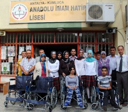 İmam hatipliler harçlıklarıyla 4 engelliyi sevindirdi